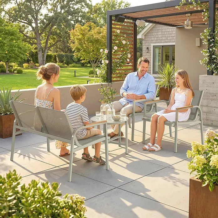 Outsunny Loungemöbel-Set - 4 -tlg., Metall, Texteline, Sicherheitsglas, Grün - Familie genießt ein hellgraues Metall-Gartenmöbelset mit Netzbespannung und Holzdetails auf einer sonnigen Terrasse.
