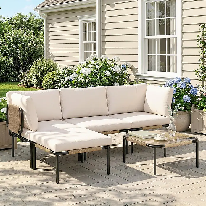 Outsunny Loungemöbel-Set - 5 -tlg., PE Rattan, Stahl, Polyester, Gehärtetes Glas, inkl. Kissen, Khaki - Ein L-förmiges Outdoor-Sofa mit cremefarbenen Kissen, dunklem Metallrahmen und geflochtenen Akzenten, dazu ein passender Couchtisch auf einer Terrasse.