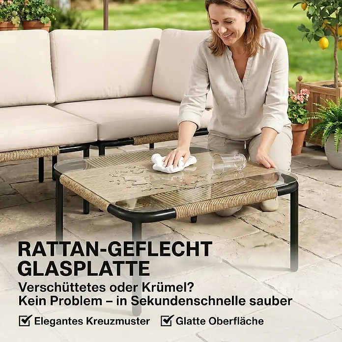 Outsunny Loungemöbel-Set - 5 -tlg., PE Rattan, Stahl, Polyester, Gehärtetes Glas, inkl. Kissen, Khaki - Rattan-Gartentisch mit Glasplatte, Frau wischt verschüttete Flüssigkeit ab.