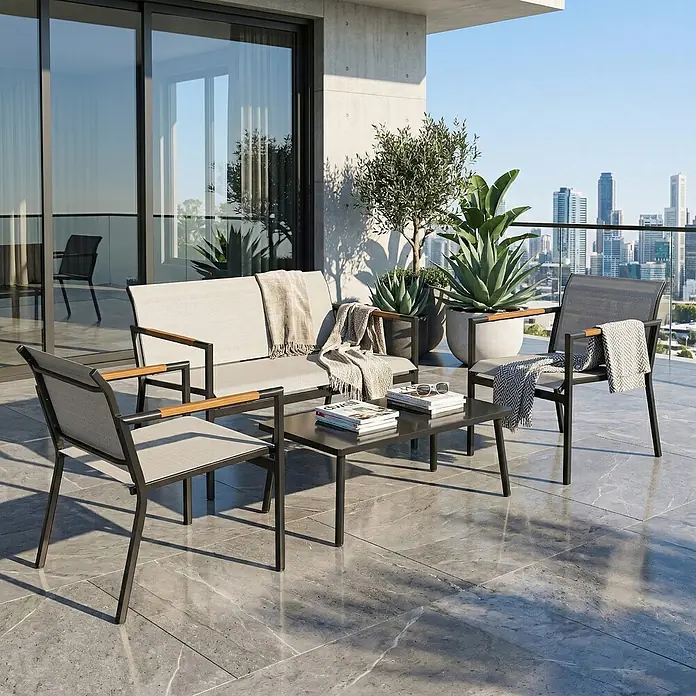 Outsunny Loungemöbel-Set - 4 -tlg., Metall, Netzstoff, Cremeweiß - Modernes Outdoor-Möbelset mit dunklen Gestellen, hellem Stoff und Holzarmlehnen auf einem Balkon mit Stadtblick.
