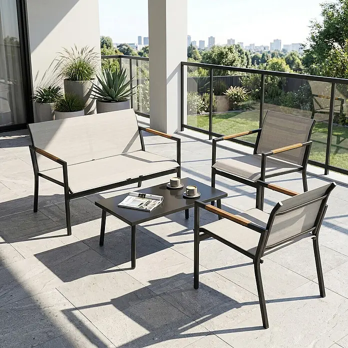 Outsunny Loungemöbel-Set - 4 -tlg., Metall, Netzstoff, Cremeweiß - 4-teilige Terrassengarnitur: dunkles Metallrahmen-Sofa, 2 Sessel mit hellem Stoff und Holzarmlehnen, dunkler Couchtisch auf einem Balkon.