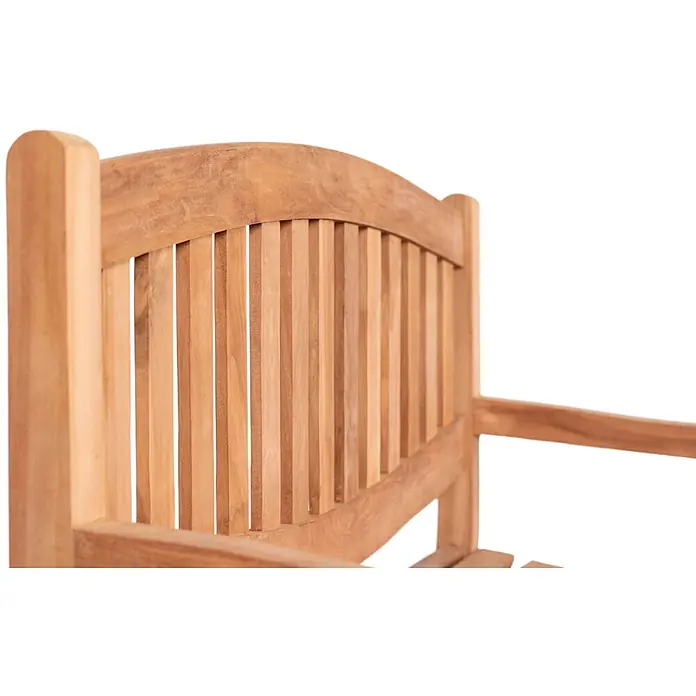 Bene Living Gartenbank Bradford - B x T x H: 120 x 60 x 94 cm, Teakholz, Natur - Nahaufnahme der Rückenlehne einer hellbraunen Holzbank mit vertikalen Latten und einer geschwungenen oberen Leiste, die einen Teil der Armlehne zeigt.