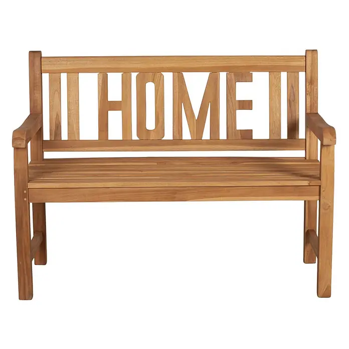 Bene Living Gartenbank Swindon - Teakholz, Natur - Holzgartenbank mit Naturfinish, auf deren Rückenlehne das Wort 'HOME' geschnitzt ist.