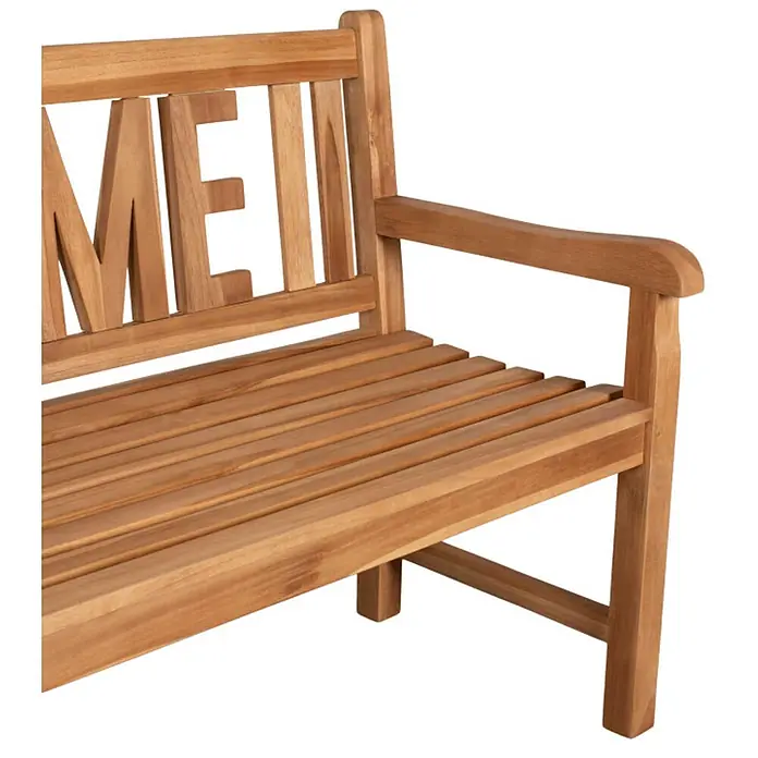 Bene Living Gartenbank Swindon - Teakholz, Natur - Hellbraune Holzgartenbank mit geschnitzten Buchstaben an der Rückenlehne.