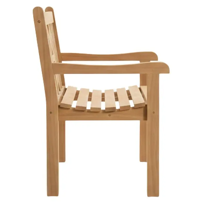 Bene Living Gartenbank Sailor - Teakholz, Natur - Seitenansicht eines hellbraunen Holzstuhls mit gebogener Latten-Sitzfläche und Rückenlehne, mit Armlehnen.