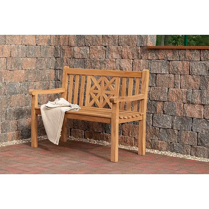 Bene Living Gartenbank Sailor - Teakholz, Natur - Naturholz-Gartenbank mit dekorativer Rückenlehne, Decke über Armlehne, auf einer Terrasse.