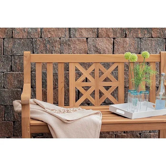 Bene Living Gartenbank Sailor - Teakholz, Natur - Teakholz-Gartenbank mit gemusterter Rückenlehne, einer Decke und einem Tablett mit Getränken, für eine entspannte Atmosphäre.
