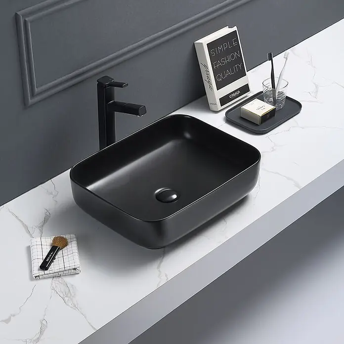 Sanicomfort Aufsatzwaschbecken Glaros - 50 x 39 cm, Hahnloch: Ohne, Ohne Überlauf, Schwarz - Rechteckiges, matt schwarzes Keramik-Waschbecken mit passendem Wasserhahn auf Marmorplatte.