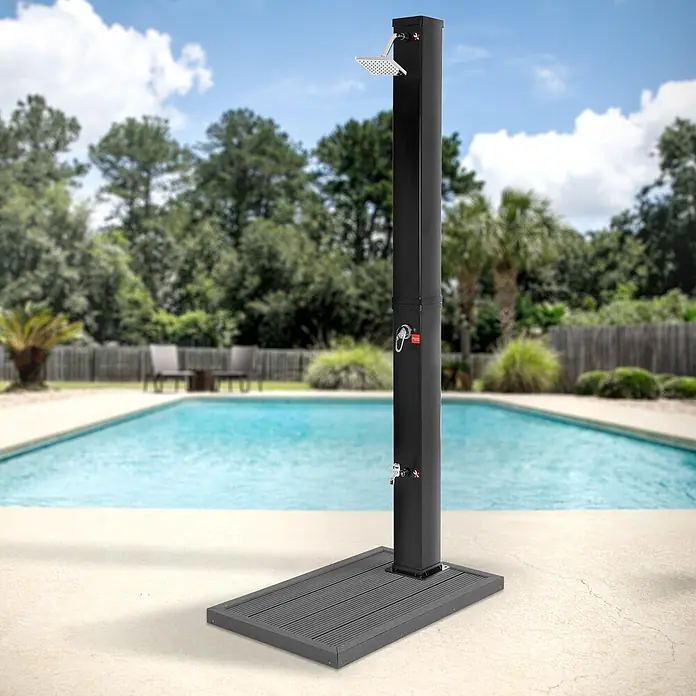 ML-Design Solardusche Fußdusche und Regenduschkopf - Höhe: 217 cm, Kunststoff, Schwarz, 40 l - Schwarze Außendusche mit quadratischem Duschkopf und Lattenrost-Sockel, am Pool platziert.