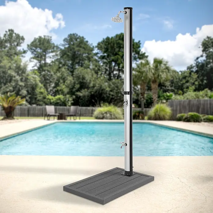 ML-Design Solardusche Fußdusche und Regenduschkopf - Höhe: 210 cm, Kunststoff, Silber, Schwarz, 20 l - Freistehende silberne Außendusche mit schwarzer Lattenbasis, Duschkopf, Mischer und unterem Wasserhahn am Pool.