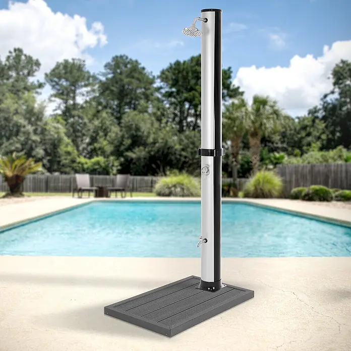 ML-Design Solardusche Fußdusche und Regenduschkopf - Höhe: 217,5 cm, Kunststoff, Silber, Schwarz, 35 l - Freistehende Außendusche in Silber und Schwarz mit grauer Basis, neben einem Pool.