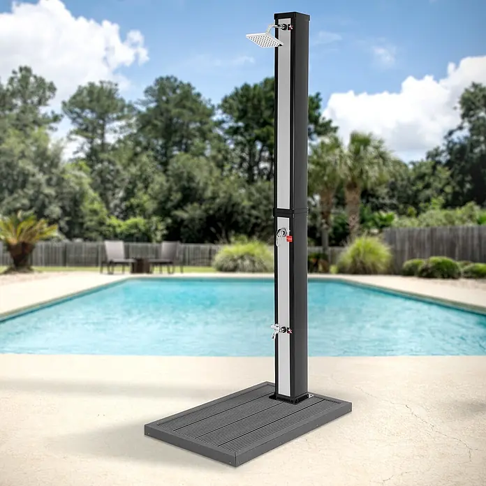 ML-Design Solardusche Fußdusche und Regenduschkopf - Höhe: 217 cm, Kunststoff, Silber, Schwarz, 40 l - Schwarz-silberne Außendusche mit Duschkopf und Armaturen auf grauem Lattenrost, neben einem blauen Pool platziert.
