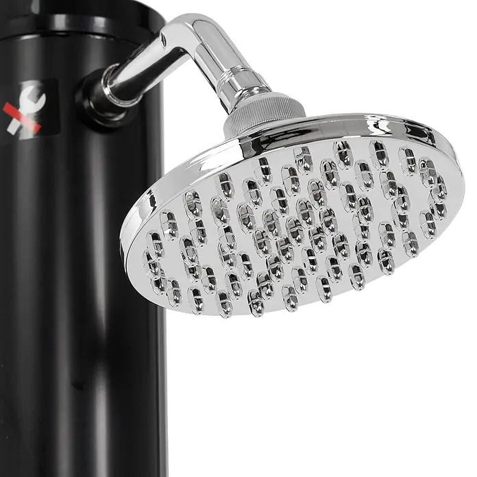 ML-Design Solardusche Fußdusche und Regenduschkopf - Höhe: 210 cm, Kunststoff, Schwarz, 20 l - Verchromter Duschkopf mit mehreren Düsen an einem gebogenen Arm, befestigt an einem schwarzen Duschsystem.