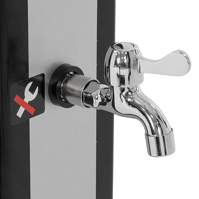 ML-Design Solardusche Fußdusche und Regenduschkopf - Höhe: 217 cm, Kunststoff, Silber, Schwarz, 40 l - Nahaufnahme eines glänzenden Chromhahns an einer grauen Platte, mit einem 'keine Werkzeuge'-Aufkleber daneben.