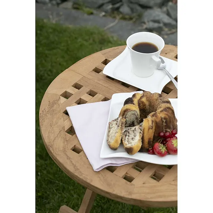 Bene Living Garten-Beistelltisch - L x B x H: 50 x 50 x 51 cm, Teakholz, Klappbar, Rund, Natur - Runder Holztisch mit Lattenplatte, im Freien mit Kaffee und Kuchen.