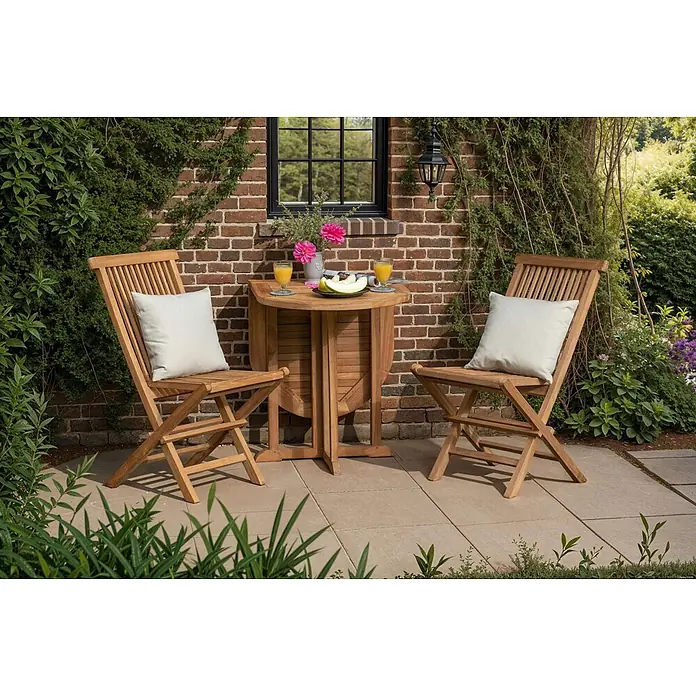Bene Living Gartenstuhl Langton - 1 Stk., Teakholz, Klappbar, natur - Klappbares Terrassen-Essset aus Teakholz mit zwei Stühlen und einem Klapptisch auf einer gefliesten Terrasse.