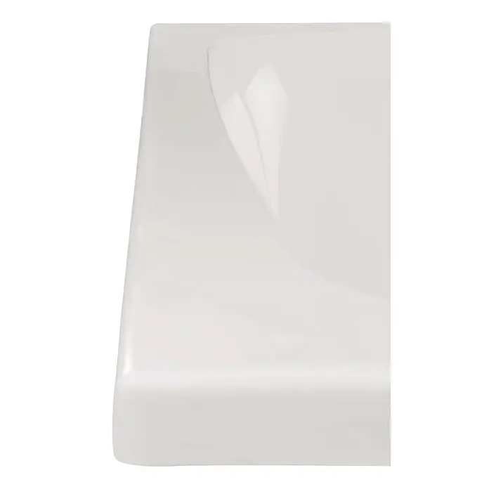 Calmwaters Badewanne Original - Sanitäracryl, Weiß - Nahaufnahme eines weißen, glänzenden Keramikwaschbeckens oder einer Spüle mit gewölbtem Beckenbereich.
