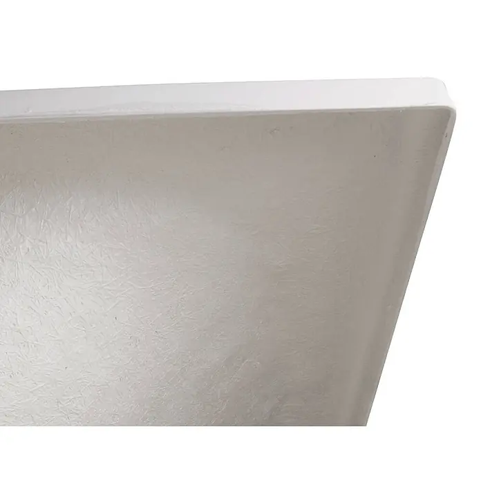 Calmwaters Badewanne Original - Sanitäracryl, Weiß - Nahaufnahme einer strukturierten hellgrauen Verbundoberfläche mit glattem weißem Rand, möglicherweise der Innenraum eines Beckens.