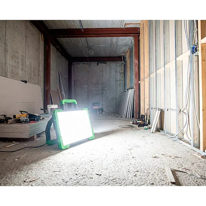 Profi Depot LED-Strahler - 55 W, 4.000 lm, L x B x H: 38,8 x 34,2 x 10,1 cm, IP54 - Helle grün-schwarze Arbeitsleuchte erhellt eine Baustelle.