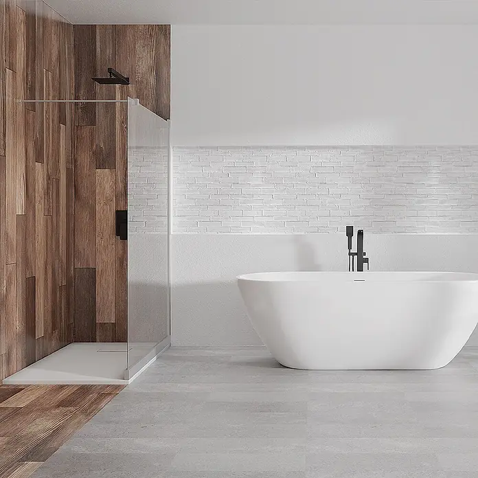 Bad Land Duschwanne - L x B: 120 x 80 cm, Kunststoff, Weiß - Modernes Badezimmer mit Holzduschbereich, Glasabtrennung und weißer freistehender Badewanne mit schwarzer Armatur.
