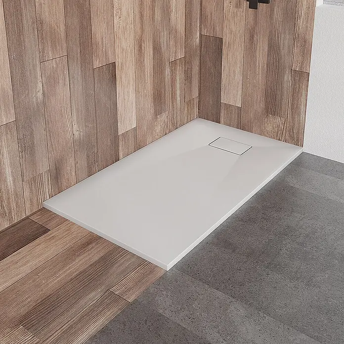 Bad Land Duschwanne - L x B: 120 x 80 cm, Kunststoff, Weiß - Weißes rechteckiges Duschbecken mit diskretem Abfluss, installiert in einem modernen Duschbereich mit Holzwand und grauem Boden.