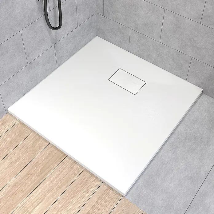 Bad Land Duschwanne - L x B: 80 x 80 cm, Kunststoff, Weiß - Weiße Duschwanne mit rechteckigem Abfluss, in einer gefliesten Duschecke neben Holzboden installiert.