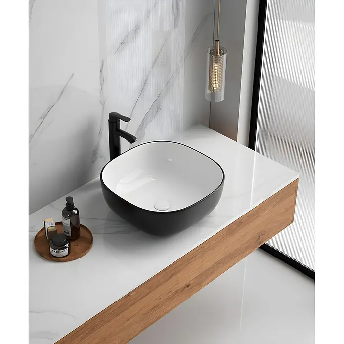 Sanicomfort Aufsatzwaschbecken Herm - 43 x 43 cm, Hahnloch: Ohne, Ohne Überlauf, Schwarz/Weiß - Moderner Badwaschtisch mit schwarzem eckigem Aufsatzbecken, matt-schwarzem Wasserhahn, weißer Marmorplatte und Holzunterschrank.