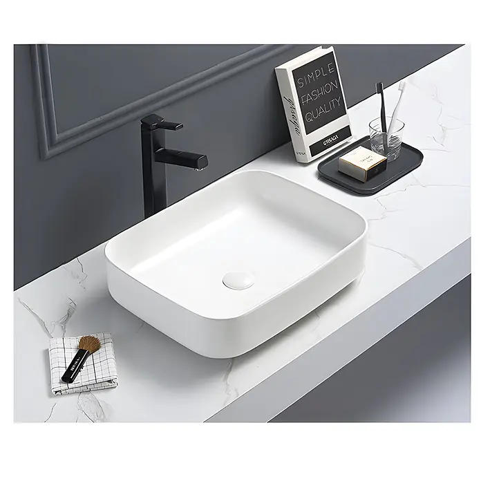 Sanicomfort Aufsatzwaschbecken Glaros - 50 x 39 cm, Hahnloch: Ohne, Ohne Überlauf, Weiß - Weißes, rechteckiges Keramik-Aufsatzwaschbecken mit schwarzem Wasserhahn auf Marmor-Arbeitsplatte.
