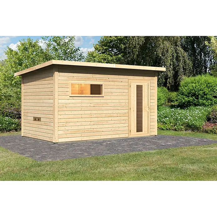 Karibu Saunahaus Hytti 6 - Ohne Ofen, Natur, L x B x H: 231 x 396 x 217 cm - Helles Holzgartenhaus mit Flachdach, kleinem Fenster und Glastür, auf einer gepflasterten Terrasse im Garten.
