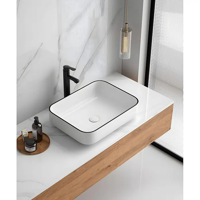 Sanicomfort Aufsatzwaschbecken Herm - 52 x 52 cm, Hahnloch: Ohne, Ohne Überlauf - Moderner Waschtisch mit einem weißen rechteckigen Waschbecken, schwarzem Wasserhahn und Holzunterschrank.