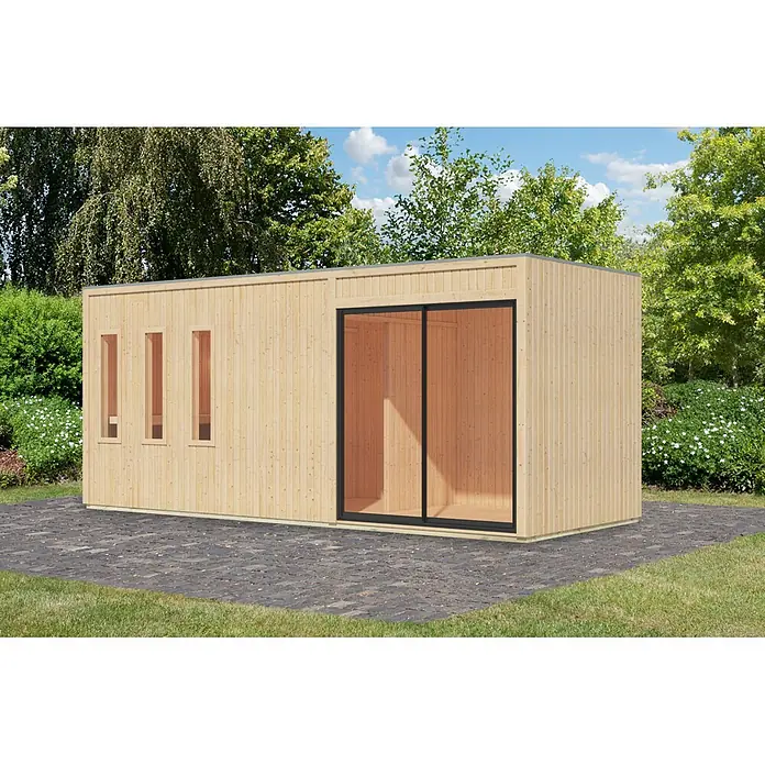 Karibu Saunahaus Monterey - L x B x H: 216,3 x 573,5 x 244,1 cm, Natur - Modernes Gartenhaus aus hellem Holz mit großer schwarzer Glasschiebetür und drei vertikalen Fenstern auf gepflasterter Terrasse im Garten.