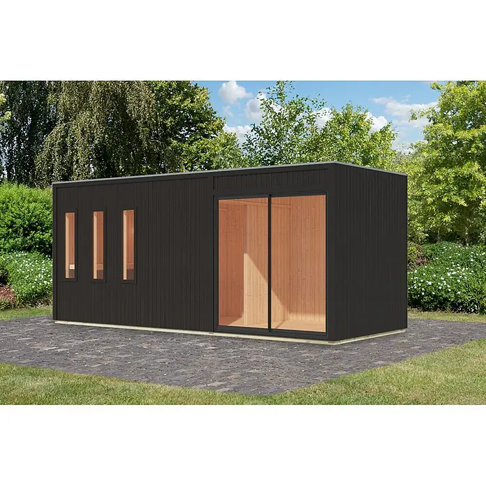 Karibu Saunahaus Monterey - L x B x H: 216,3 x 573,5 x 244,1 cm, Schwarz - Dunkelgraues Gartenhaus mit vertikaler Holzverkleidung, drei schmalen Fenstern und großer Glasschiebetür auf einer Terrasse.