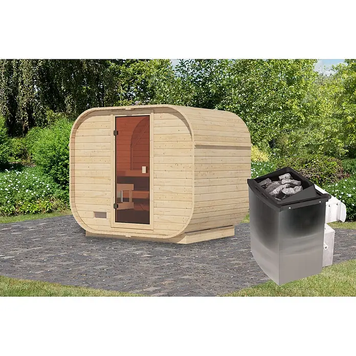Karibu Saunahaus Skadi 1 Plus - 9 KW Ofen mit interner Steuerung, Natur, L x B x H: 385 x 225 x 205 cm - Helle Holz-Fasssauna mit dunkler Glastür und separatem Saunaofen, draußen im Garten.