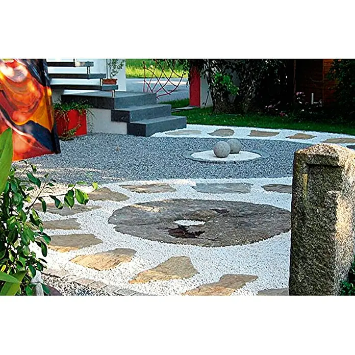 Min2C Marmorsplitt - Donaublau, Körnung: 8 mm - 12 mm, 25 kg - Gartengestaltung mit Steinelementen und Pflanzen. Die Steine in verschiedenen Farben und Formen bilden einen harmonischen Übergang.