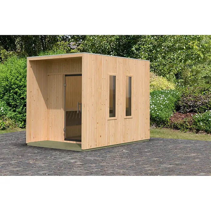 Karibu Saunahaus Laguna - L x B x H: 287,5 x 219,5 x 244 cm, Natur, Ohne Ofen - Helles Holz-Gartenhaus mit Glastür und zwei schmalen Fenstern, auf gepflasterter Terrasse im Garten.
