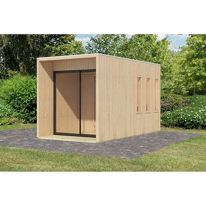 Karibu Saunahaus Miramar - L x B x H: 429 x 219,5 x 244 cm, Natur, Ohne Ofen - Moderne Gartenhütte aus hellem Holz mit Glasschiebetür und drei schmalen Fenstern auf dunklem Pflaster.
