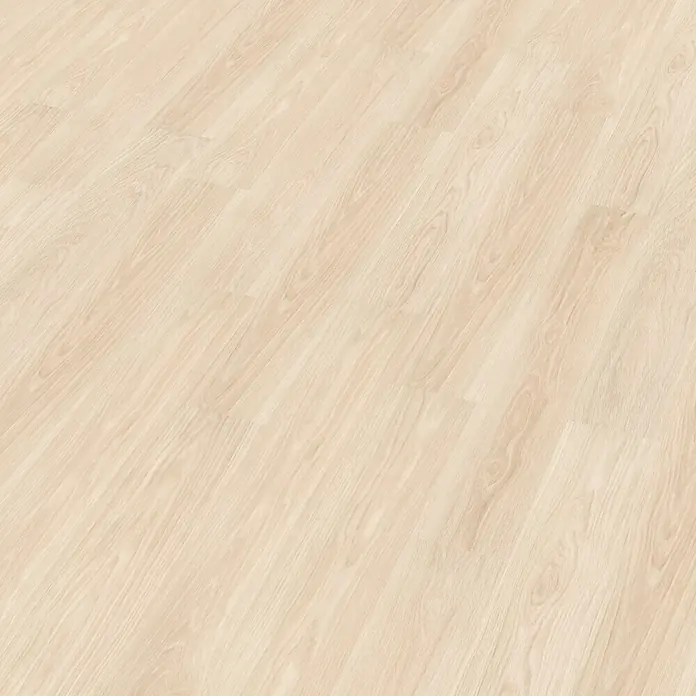 Decolife Designboden Freestyle - Oak Classic White, Landhausdiele, 1.220 x 185 x 8 mm - Heller beigefarbener Holzfußboden mit diagonal verlegten Dielen und subtiler Holzmaserung.