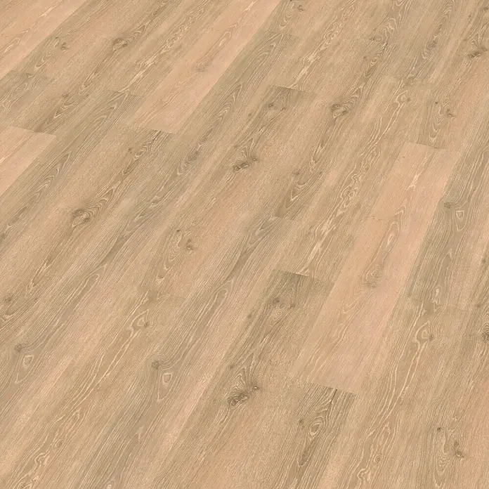 Decolife Designboden Freestyle - Oak Rustic Chalk, Landhausdiele, 1.220 x 185 x 8 mm - Helle beige Laminatdielen in Holzoptik mit sichtbarer Maserung, diagonal verlegt.