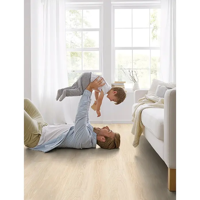 Decolife Designboden Freestyle - Oak Classic White, Landhausdiele, 1.220 x 185 x 8 mm - Heller Holzfußboden, ideal für Familienaktivitäten in einem hellen Wohnraum.
