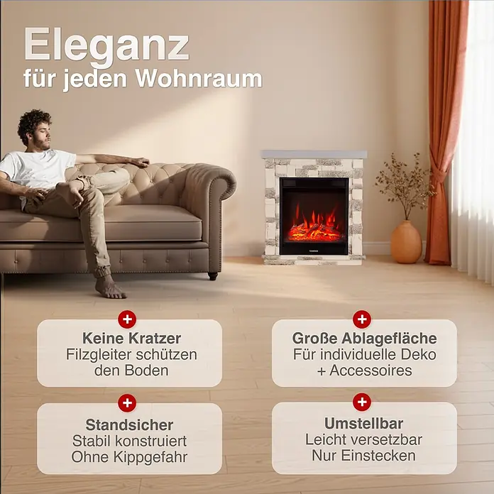 Elektrischer Kamin KAMINIO Juan - 23,5 x 60 x 66 cm, Grau (Steinoptik) - Elektrischer Kamin mit heller Kunststeinverkleidung und dunklem Brennraum mit künstlichen Flammen, in einem modernen Wohnzimmer neben einem Sofa.