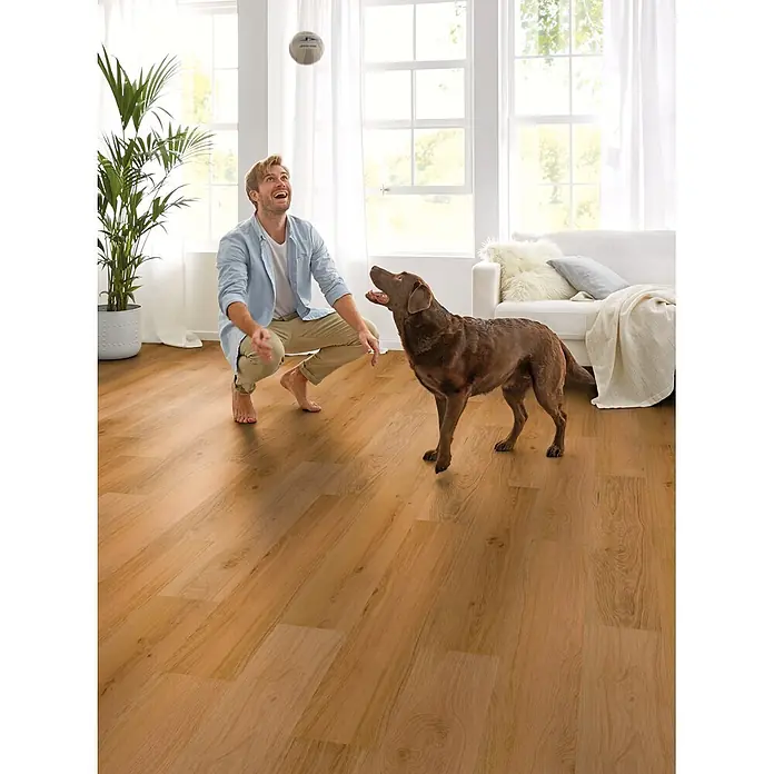 Decolife Designboden Freestyle - Oak Country Gold, Landhausdiele, 1.220 x 185 x 8 mm - Heller Eichenparkettboden in einem lebhaften Wohnzimmer.