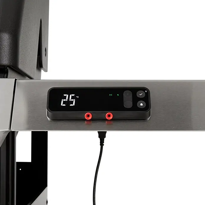 Weber Gasgrill Genesis EX-325S - Grillfläche (B x T): 68 x 48 cm, 11,4 kW, Anzahl Brenner: 3 Stk. - Schwarzes Digitalbedienfeld mit 25 °C Anzeige, Tasten, Statusleuchten und zwei roten Anschlüssen, auf gebürstetem Metall montiert.