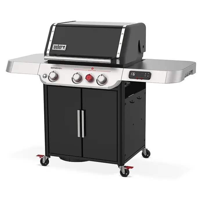 Weber Gasgrill Genesis EX-325S - Grillfläche (B x T): 68 x 48 cm, 11,4 kW, Anzahl Brenner: 3 Stk. - Ein schwarzer und silberner Weber Genesis Gasgrill mit Bedienknöpfen, Seitenablagen und einem Unterschrank auf Rädern.