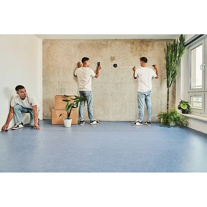 Bosch Laserentfernungsmesser Zamo - Messbereich: 0,15 - 40 m, 3 -tlg. - Schwarze Laserwasserwaage projiziert eine rote horizontale Linie an Wand und Boden zur präzisen Messung.
