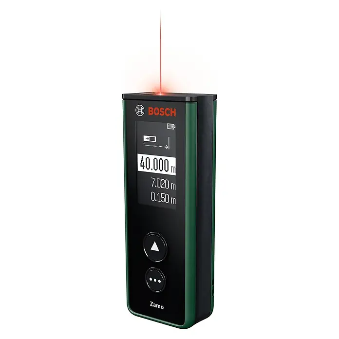 Bosch Laserentfernungsmesser Zamo Set - Messbereich: 0,15 - 40 m, 7 -tlg. - Grünes und schwarzes Bosch Zamo Laserentfernungsmesser, projiziert einen roten Laserstrahl, mit digitaler Anzeige von Messungen.