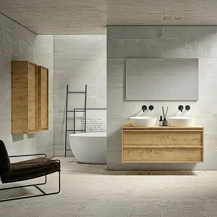 Conjunto de mueble de baño Línea - Nogal, 5 pzs. - Baño minimalista con azulejos grandes gris claro, un mueble de baño flotante de madera clara y una bañera blanca exenta.