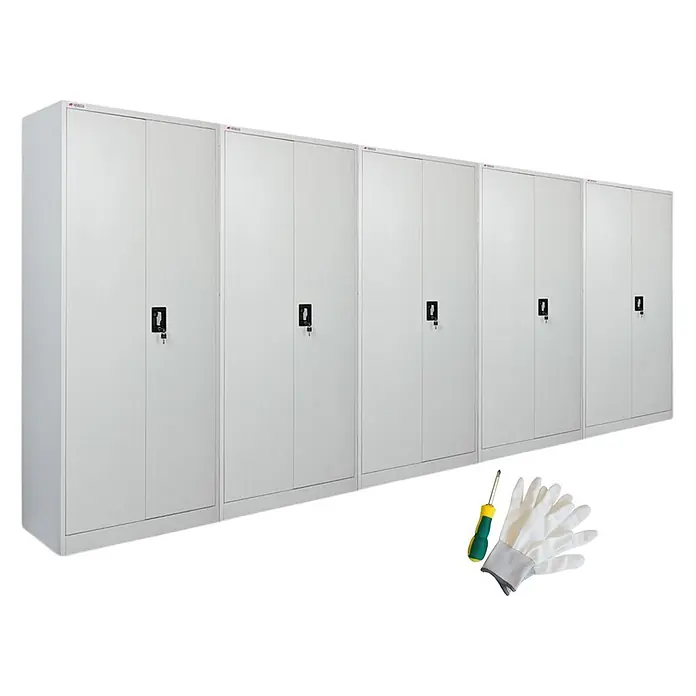 Proregal Metall-Mehrzweckschrank Mega Deal 5x ELEPHANT mit 2 Türen, abschließbar - Lichtgrau - Fünf hellgraue Metallschränke mit je zwei Türen, schwarzen Griffen und Schlüssellöchern, in einer Reihe. Ein Schraubendreher und weiße Arbeitshandschuhe.