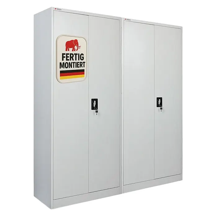 Proregal Metall-Mehrzweckschrank Mega Deal 2x ELEPHANT komplett montiert - Lichtgrau - Zwei hellgraue Metallschränke, jeder mit zwei Türen, schwarzen Schlössern und Schlüsseln. Der linke Schrank trägt einen "Fertig Montiert"-Aufkleber mit deutscher Flagge.