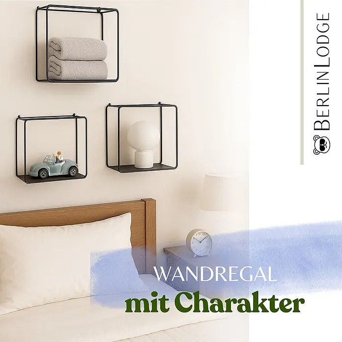 Berlinlodge Metallregal Wandregal 3er Set - H x B x T: 32 x 22 x 12 cm, Traglast pro Boden: 15 kg, Anzahl Böden: 3 Stk., Einhängen, Schwarz - Drei schwarze quadratische Wandregale aus Metalldraht, die Handtücher, ein Spielzeugauto und eine Lampe in einem Schlafzimmer halten.