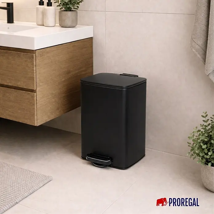 Proregal Treteimer 30L mit Softclose - 30 l, Metall, Matt Schwarz - Schwarzer rechteckiger Treteimer in einem modernen Badezimmer neben einem Waschtisch aus Holz.
